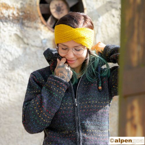 Gestricktes Stirnband Modell Sarala gelb Tragebeispiel